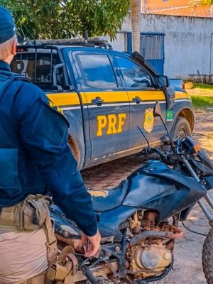 Na tarde da última terça-feira, (6),  a equipe da Polícia Rodoviária Federal (PRF) realizou uma abordagem de um condutor na BR-230, em Lábrea/AM, em uma motocicleta com sinais de adulteração.