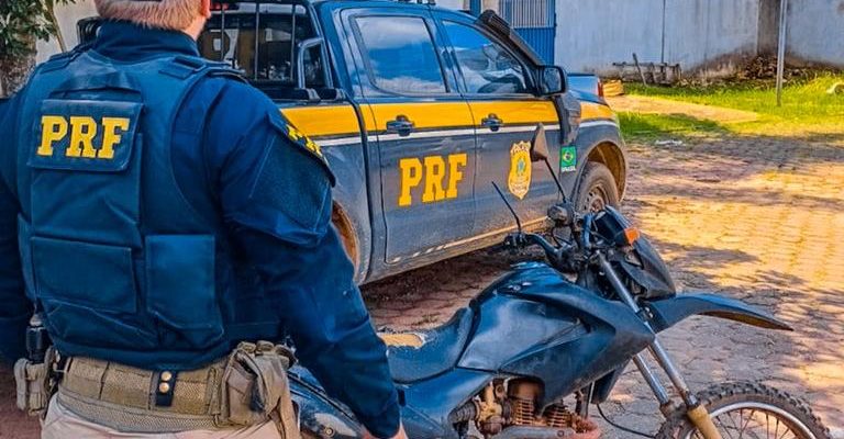 Na tarde da última terça-feira, (6),  a equipe da Polícia Rodoviária Federal (PRF) realizou uma abordagem de um condutor na BR-230, em Lábrea/AM, em uma motocicleta com sinais de adulteração.