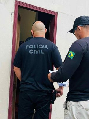 A Polícia Civil do Amazonas (PC-AM), por meio da Delegacia Especializada de Polícia (DEP) de Lábrea (a 702 quilômetros de Manaus), cumpriu, nesta quinta-feira (26), mandado de prisão preventiva e de busca e apreensão de um homem, de 38 anos, por estupro de vulnerável e estupro contra uma adolescente, de 15 anos. A prisão foi efetuada na estrada no Aeroporto, bairro Pantanal, no município.