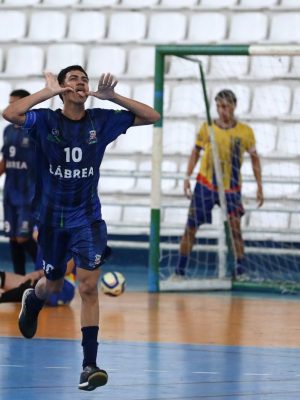 As definições das finais no futsal marcaram as emoções dos Jogos Escolares do Amazonas nesta quarta-feira (23/07). Na modalidade, as finais acontecem na sexta-feira (25/07). Além do futsal, o sétimo dia de competições do JEAs contou com disputas no handebol, voleibol, natação, futebol de campo e basquete. A 46ª edição do JEAs, que reúne mais de 5,4 mil atletas, encerra-se no domingo (27/07).