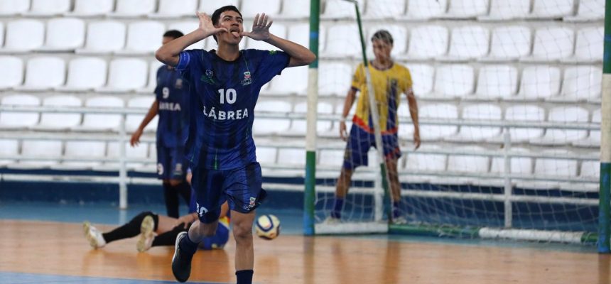 As definições das finais no futsal marcaram as emoções dos Jogos Escolares do Amazonas nesta quarta-feira (23/07). Na modalidade, as finais acontecem na sexta-feira (25/07). Além do futsal, o sétimo dia de competições do JEAs contou com disputas no handebol, voleibol, natação, futebol de campo e basquete. A 46ª edição do JEAs, que reúne mais de 5,4 mil atletas, encerra-se no domingo (27/07).