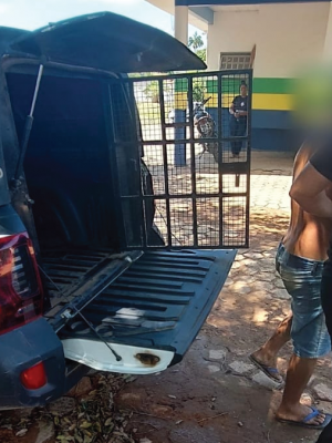 A Polícia Civil do Amazonas (PC-AM), por meio da 6ª Delegacia Especializada de Polícia (DEP) de Lábrea (a 702 quilômetros de Manaus), prendeu em flagrante, nesta segunda-feira (18), um homem, de 19 anos, pelo crime de ameaça e dano contra a sua companheira, de 21 anos. A prisão ocorreu no bairro Barra Limpa, no município.